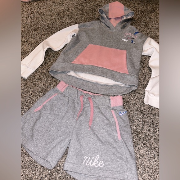 Nike girls Hoodie and shorts matching outfit, Size Large - Picture 3 of 16